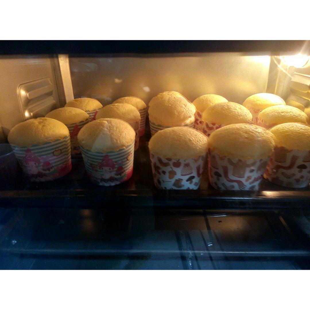 软绵绵戚风纸杯蛋糕