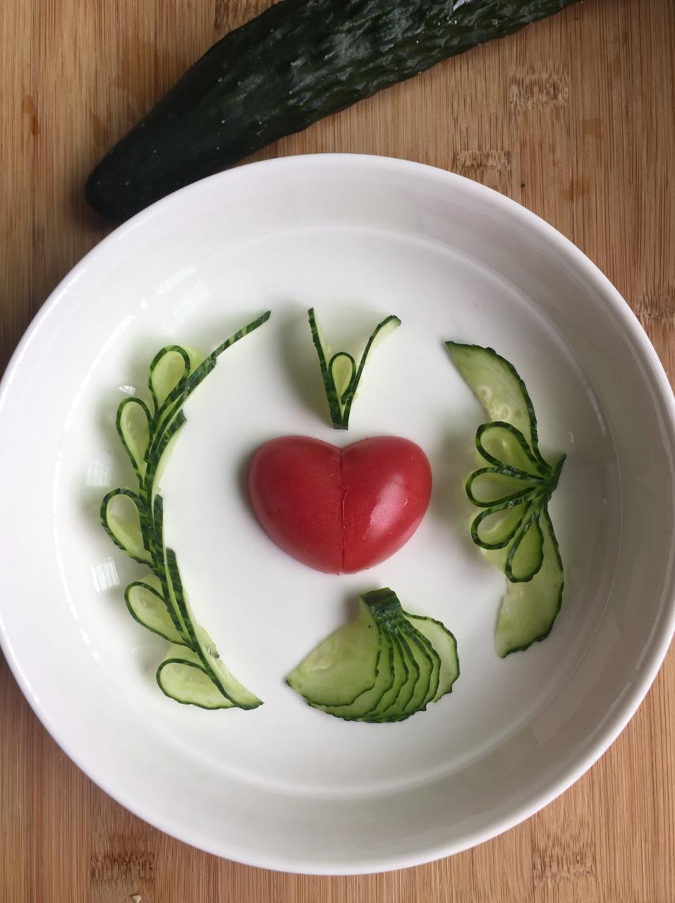 想的很好,做个葱油面 黄瓜西红柿摆盘 玉米 水果 再来点坚果