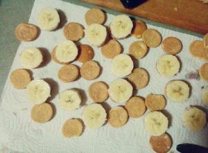 小饼干夹香蕉的做法 步骤2