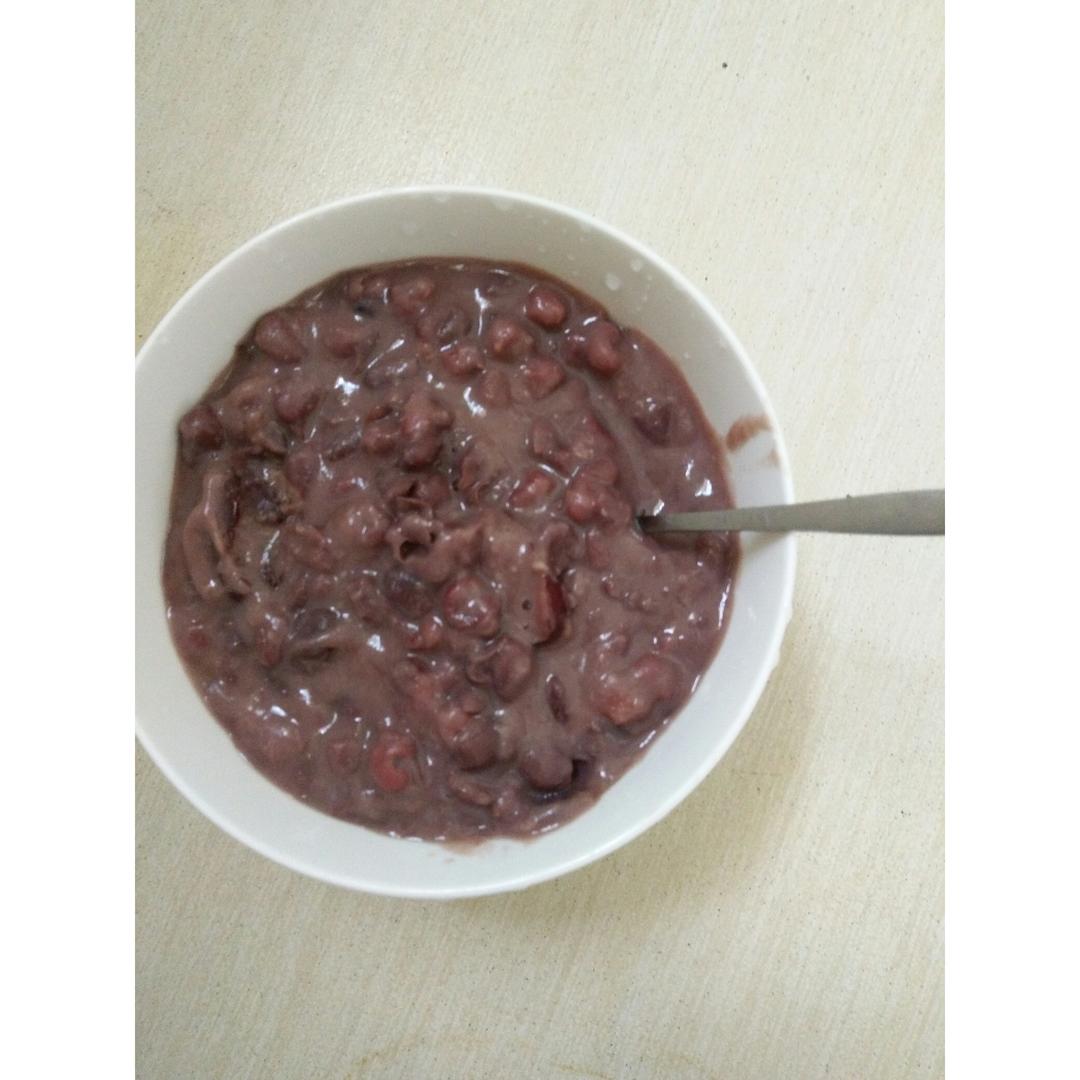 红枣红豆薏仁牛奶粥