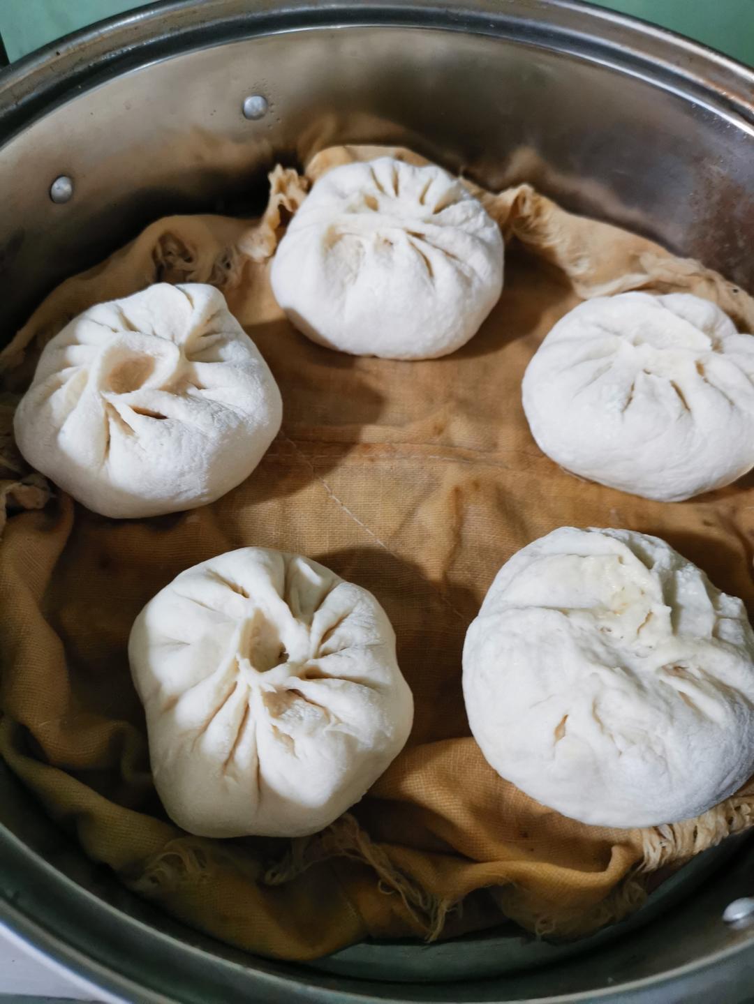 松软多汁的肉包子