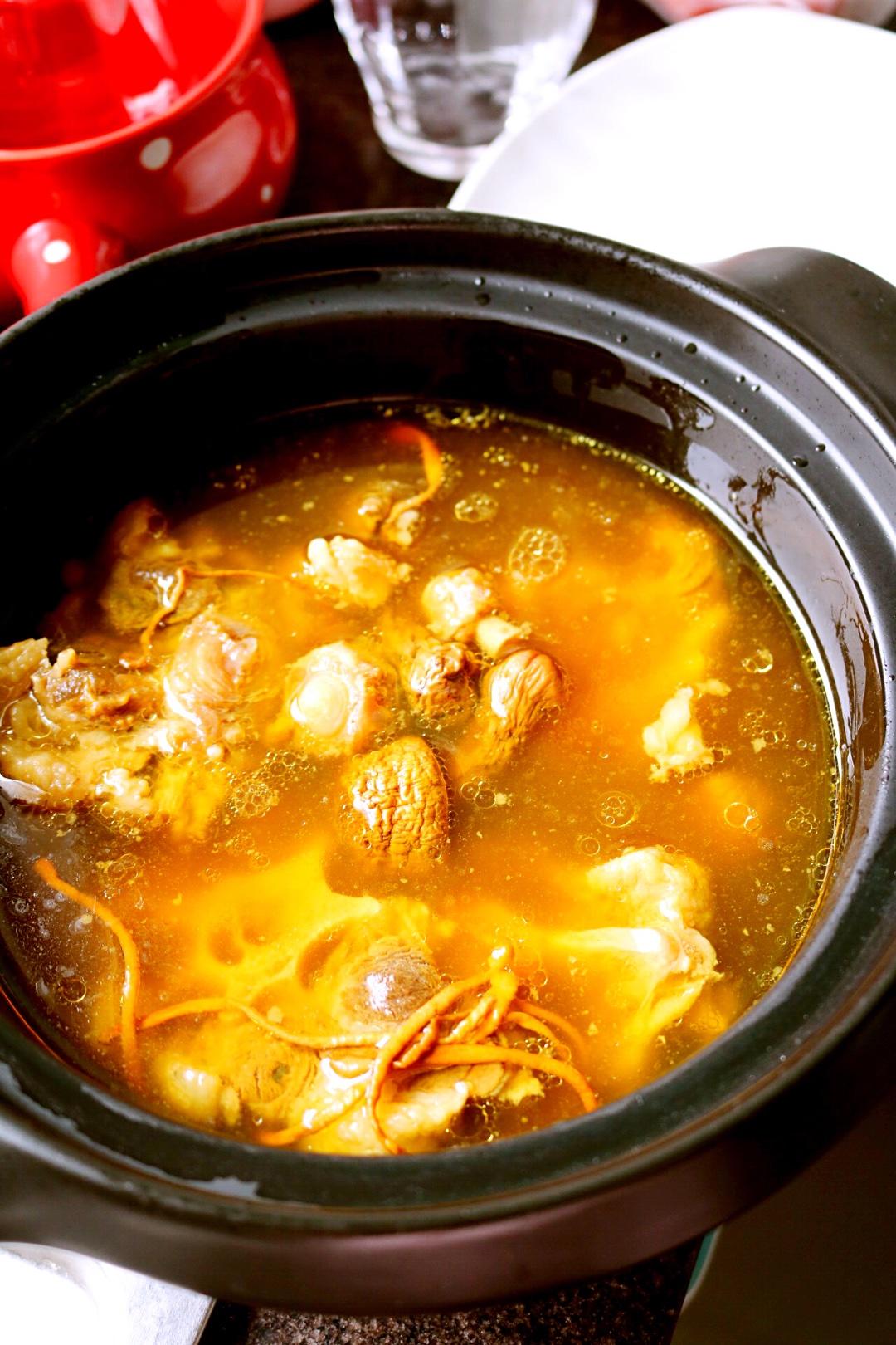 老火砂锅牛尾汤