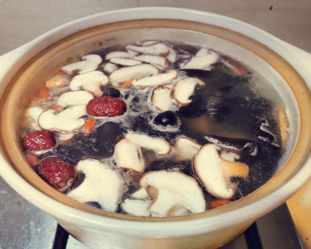 夏日养生香菇木耳大骨汤的做法 步骤13