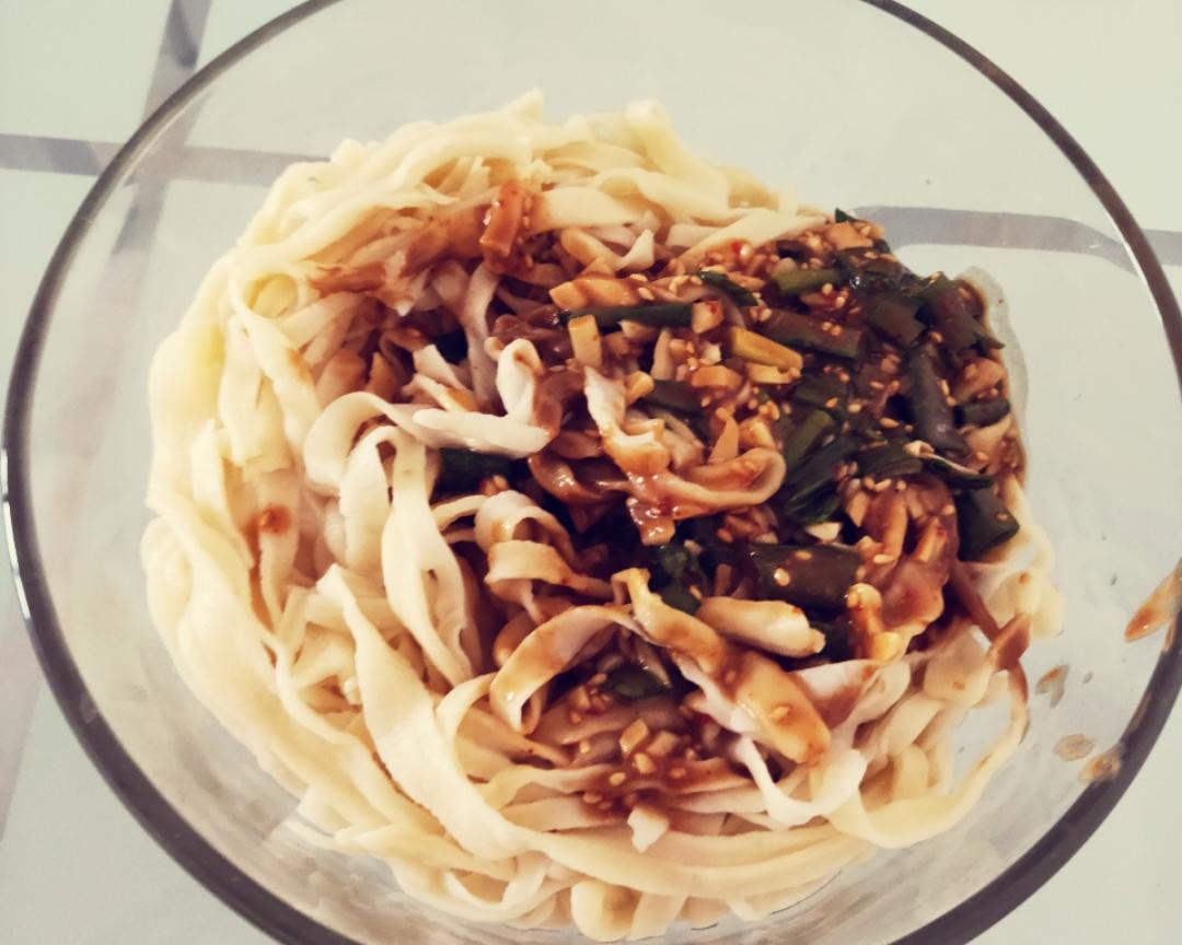 咋煮都筋道的麻将凉拌手擀鸡蛋面的做法