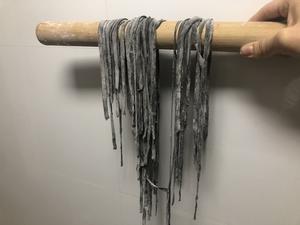 一盘满足！用墨鱼汁做手擀面，裹上罗勒青酱
•黑色食物集(2)Handmade Cuttlefish Pasta weigh Handmade Pesto•Black Colored Foods (2)的做法 步骤8