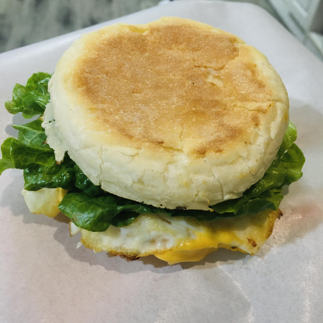 小麦芽ll做的芝士猪柳蛋麦满分(英式麦芬面包)