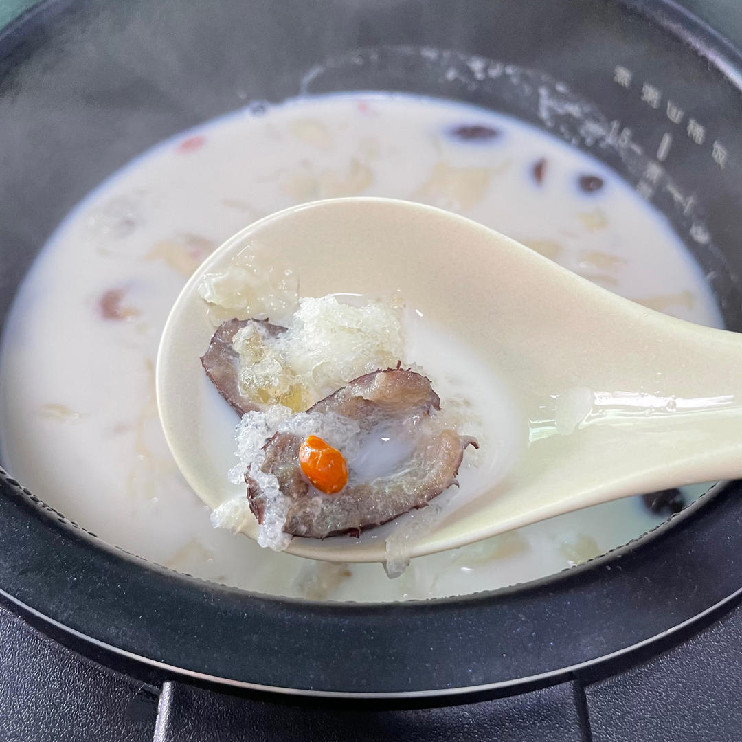 《桃胶皂角米雪燕银耳牛奶羹》据说一碗等于敷30片面膜的功效
