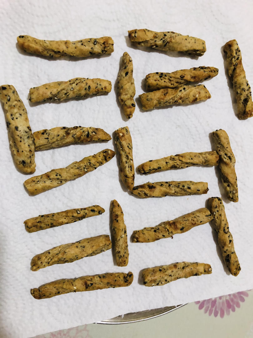椒盐芝麻咸饼干棒