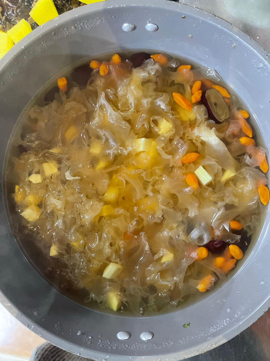 鲜银耳番薯红枣糖水羹