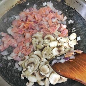超好吃奶油蘑菇培根焗饭的做法 步骤4