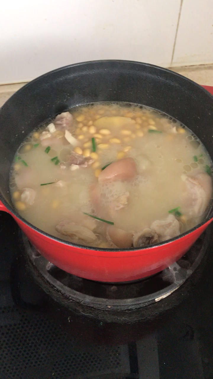 猪蹄黄豆汤