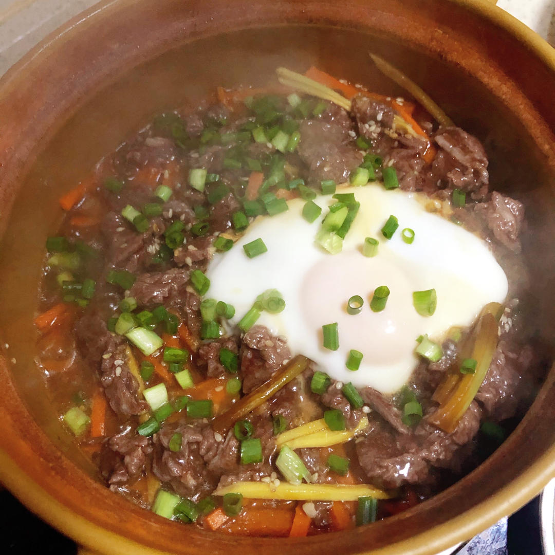 窝蛋牛肉饭