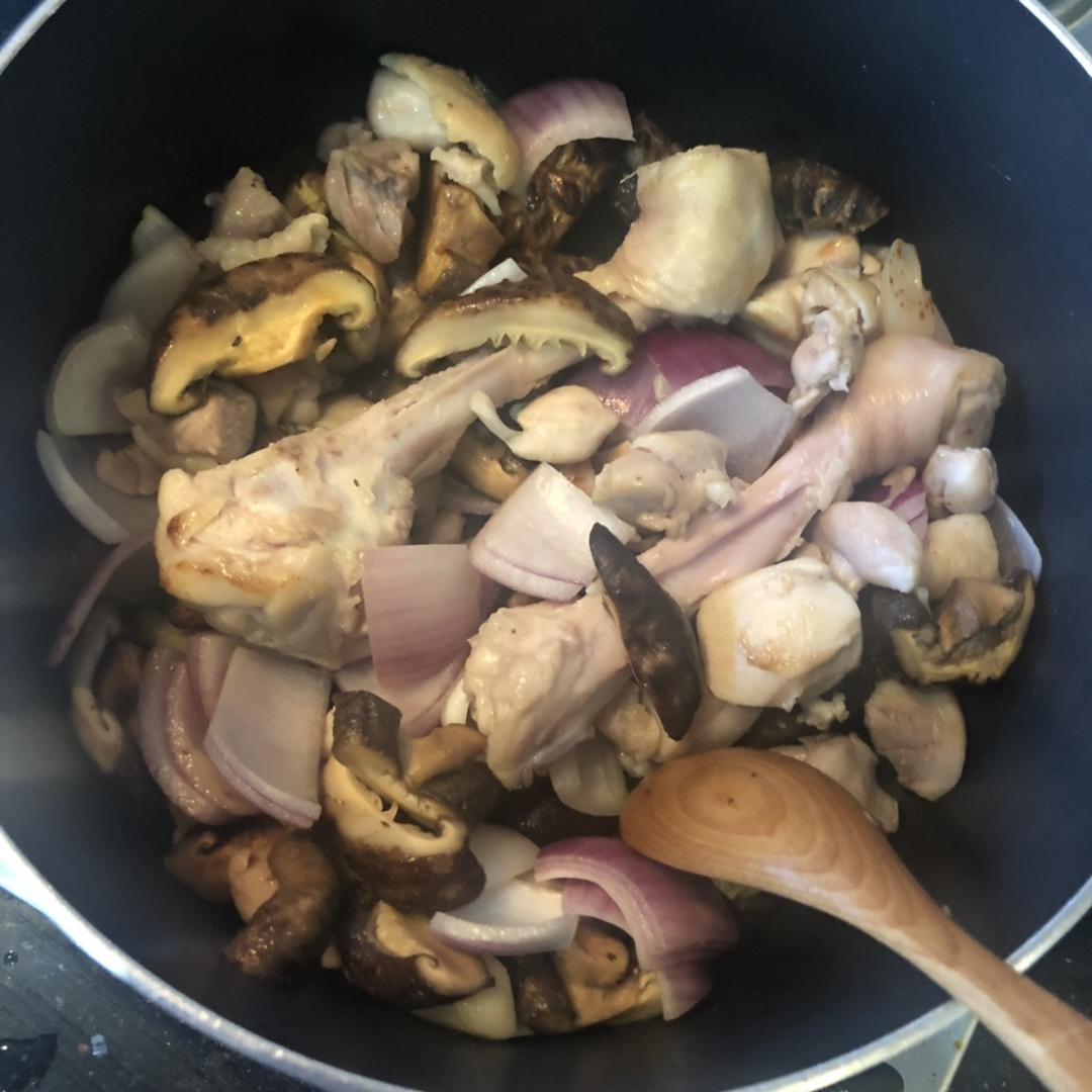 重口味星人的减肥晚餐 - 香菇包菜炒鸡腿肉的做法 步骤4