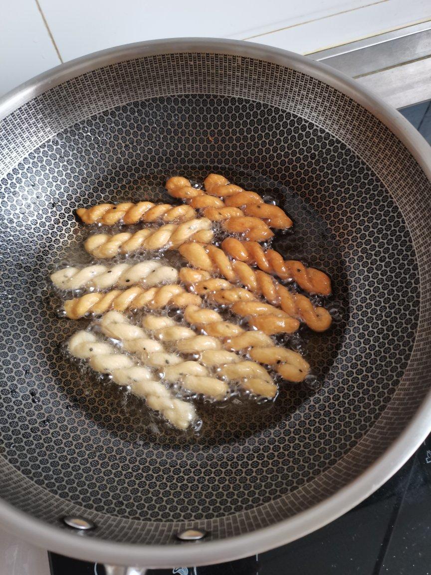 酥脆咸味小麻花
