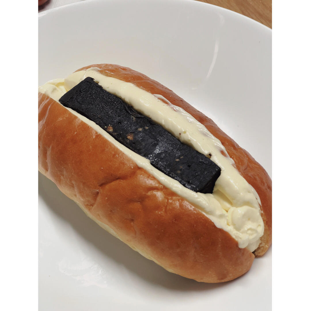 生巧+奶油+黑芝麻面包=鸭血包！！ 还是生巧牛乳面包更好听？