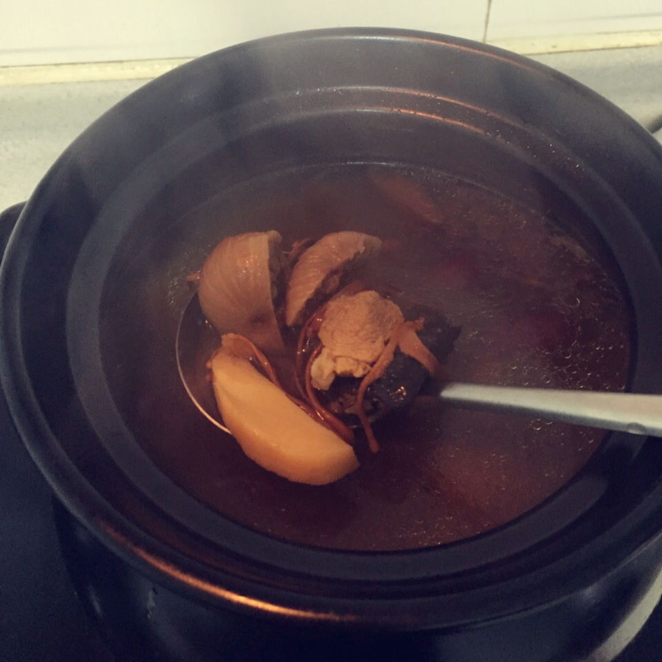 花胶花菇响螺煲鸡汤