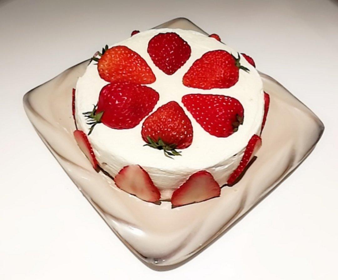 美珒做的草莓夹心蛋糕(有果酱哦)