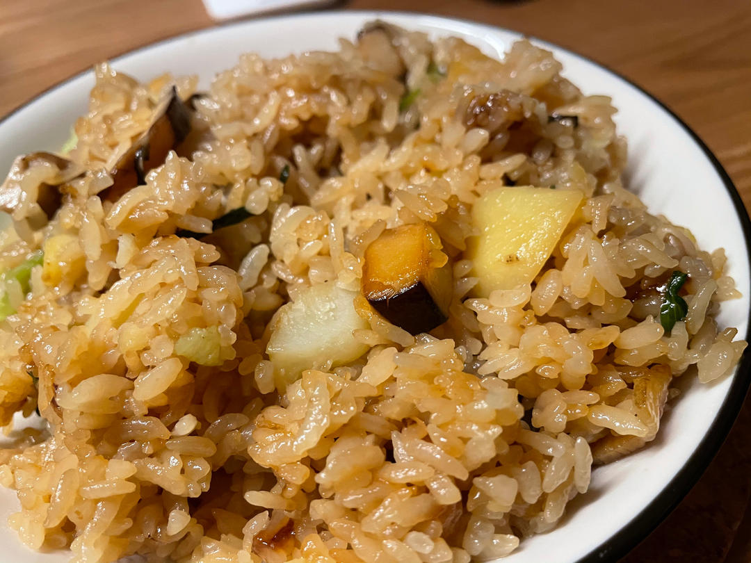 香菇腊肠土豆焖饭