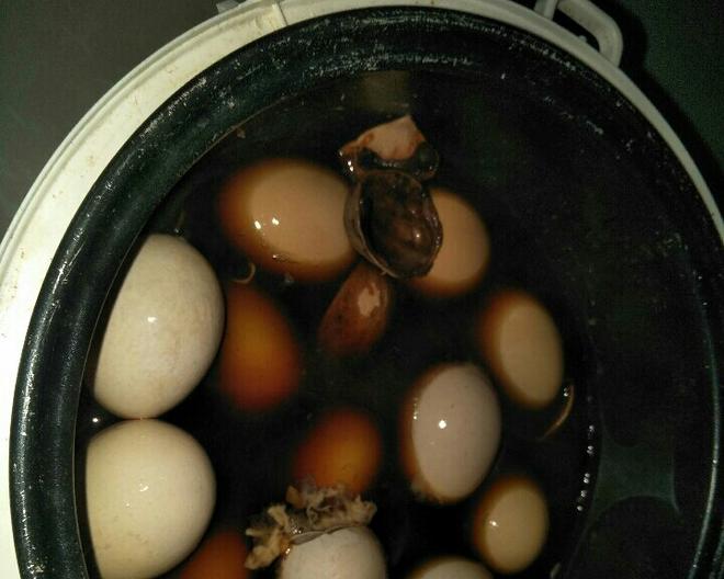核桃壳煮鸡蛋的做法