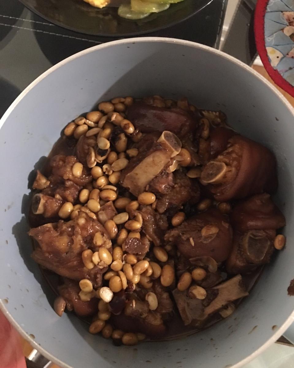 美味的黄豆炖猪蹄