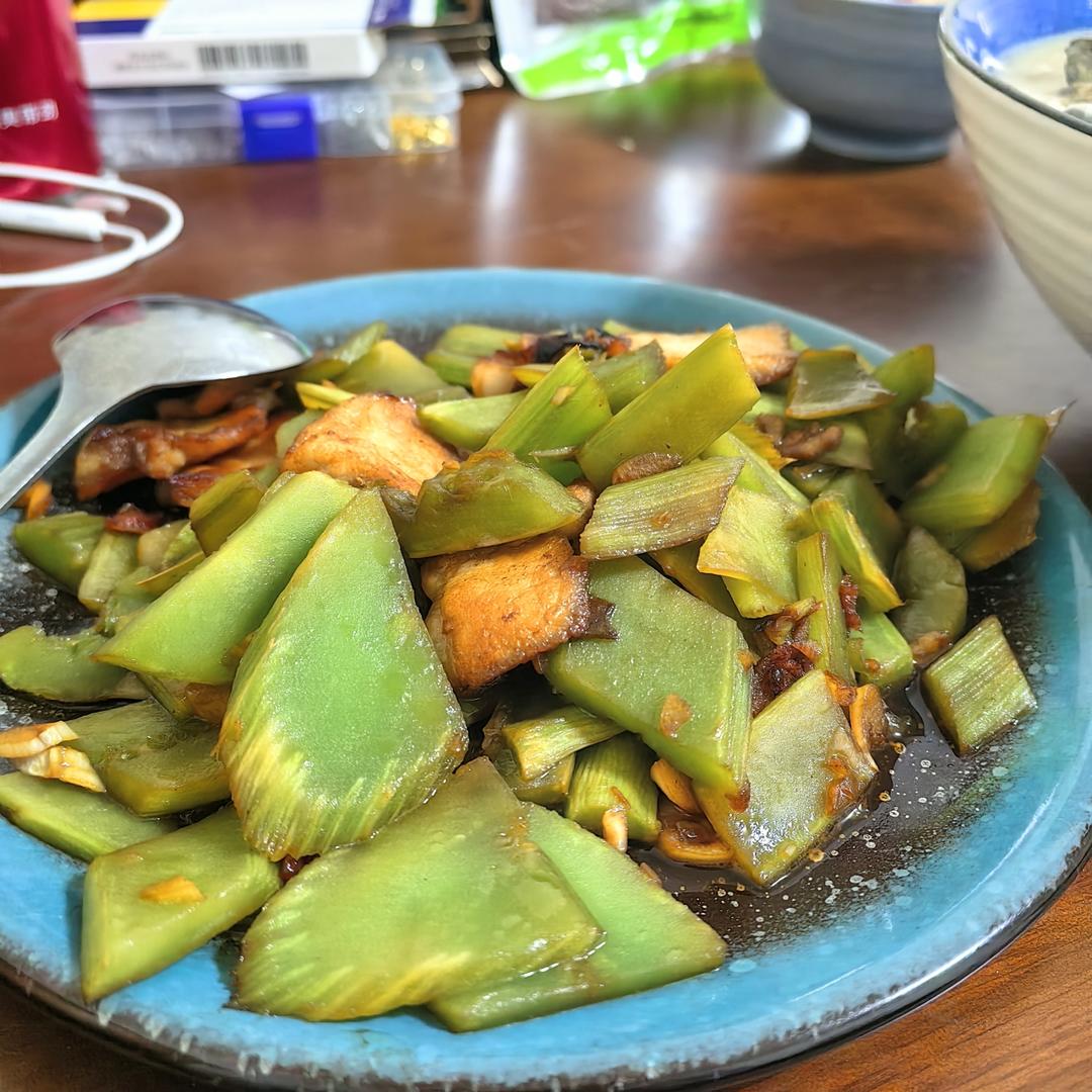 简单好吃下饭的莴笋炒肉来啦！
