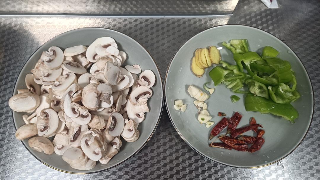 素炒鲜口蘑（白蘑菇），快手家常菜