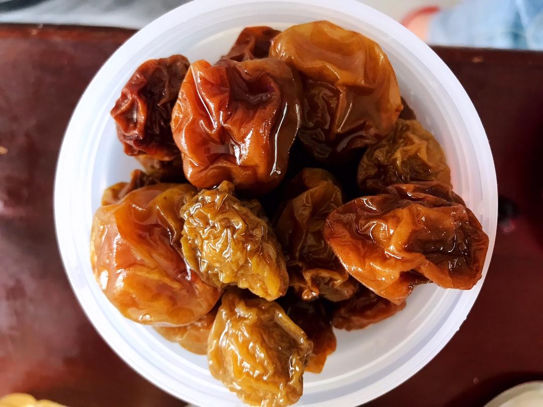 青梅汁与副产品酸酸甜甜的梅子