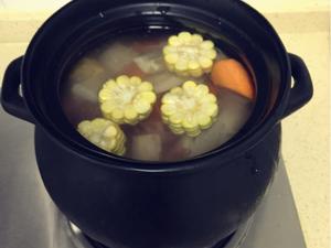 地道广东老火靓汤
龙骨煲粉葛玉米马蹄红萝卜汤的做法 步骤3