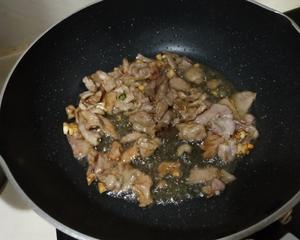 爽口芹菜炒肉片的做法 步骤3
