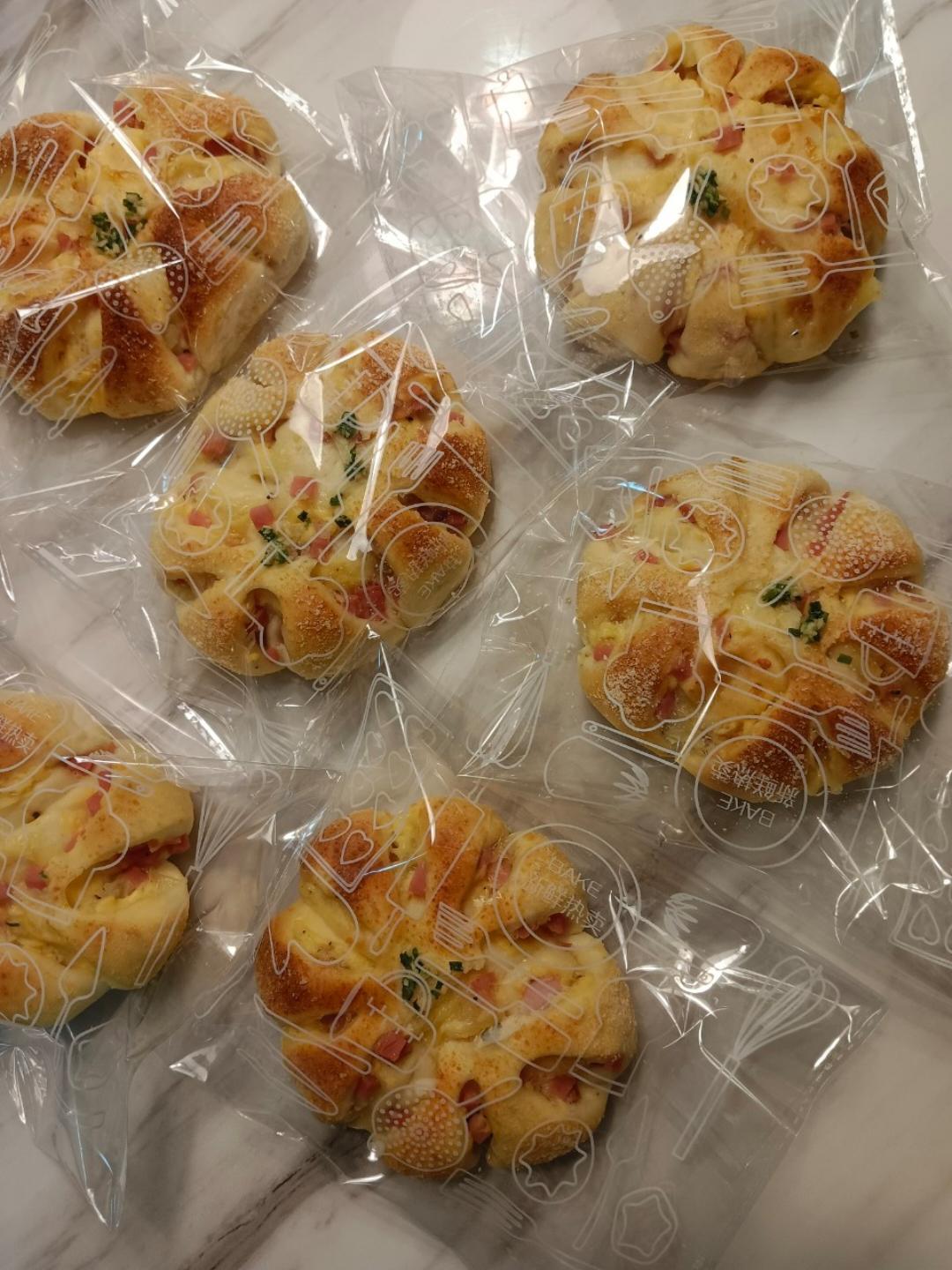 『美味咸香』椒盐土豆香肠花花包