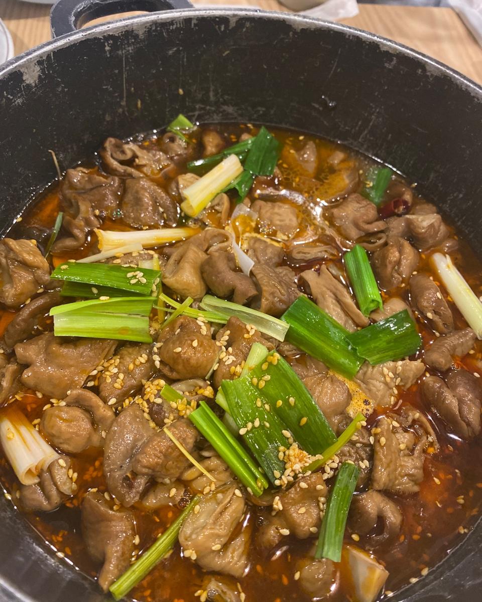 啫啫肥肠煲，这也太下饭了！焦香四溢！又是来自广东的神秘配方