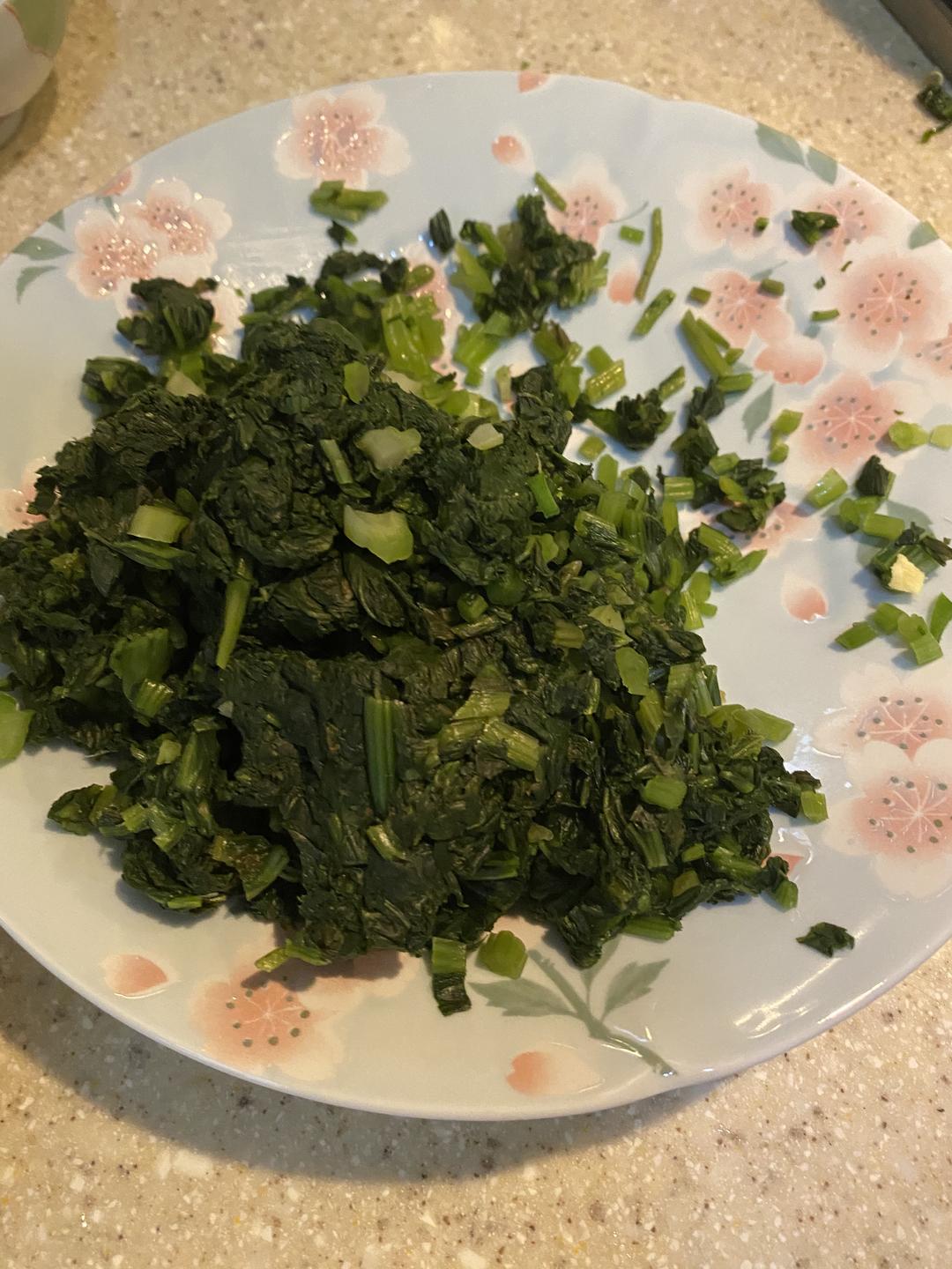 雪菜肉丝咸菜,配面馒头好伴侣,青岛版雪里蕻,石榴红炒肉的做法 步骤1