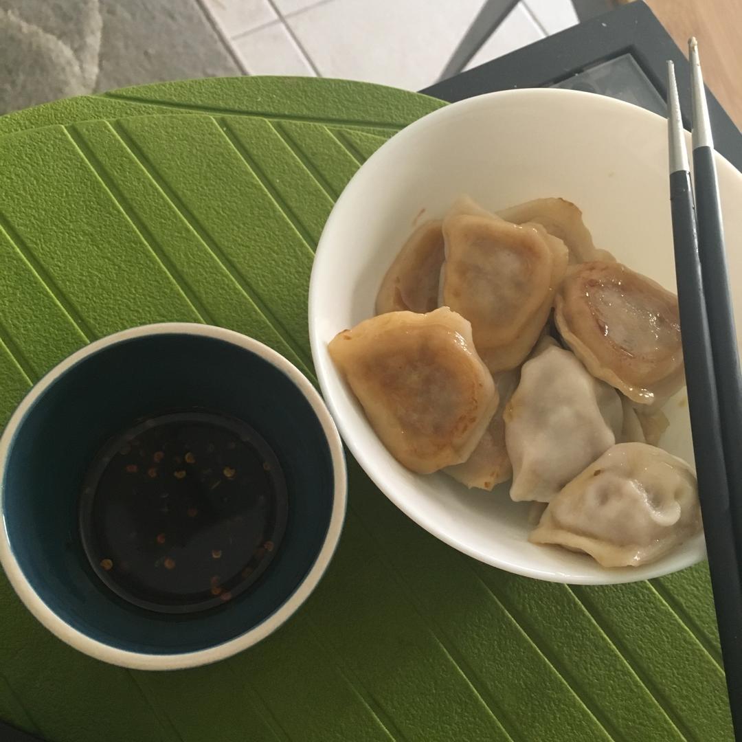 速冻水饺吃腻了吗~变锅贴吧(๑´ڡ`๑)