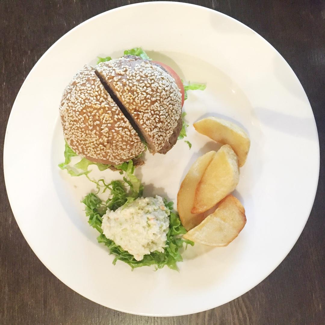 我得意地吃(˶‾᷄ ⁻̫ ‾᷅˵)