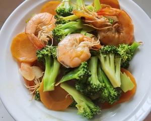 西兰花胡萝卜炒大虾健康营养颜值高的做法 步骤5