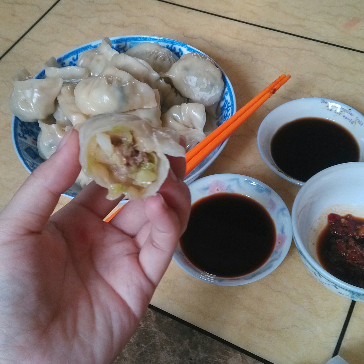小妮子在厨房各种瞎折腾