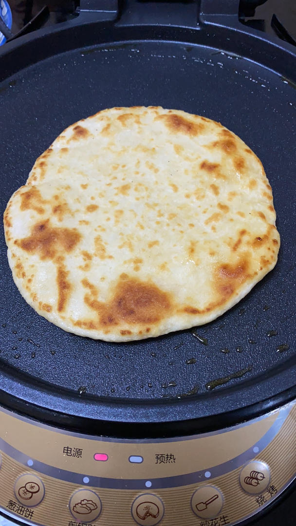 可爱的仔仔做的烫面饼