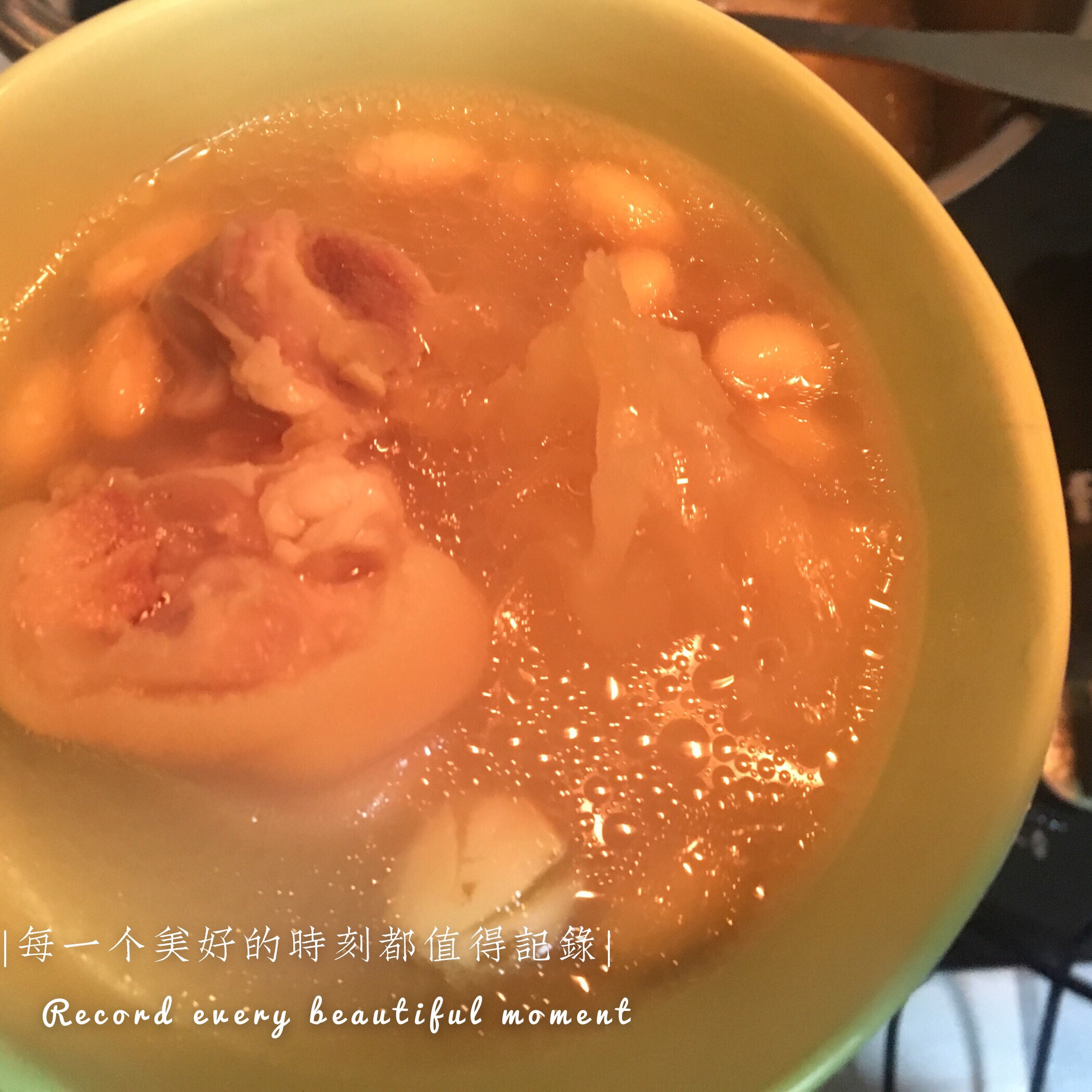 银耳黄豆猪脚汤的做法 步骤3