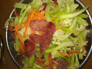 腊肠干煸白花菜的做法 步骤5