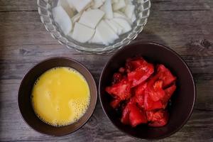 西红柿鸡蛋烩饵块（超下饭西红柿炒蛋做法）的做法 步骤1