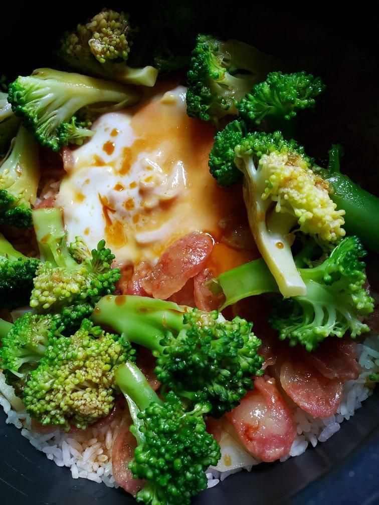 腊肉香肠煲仔饭