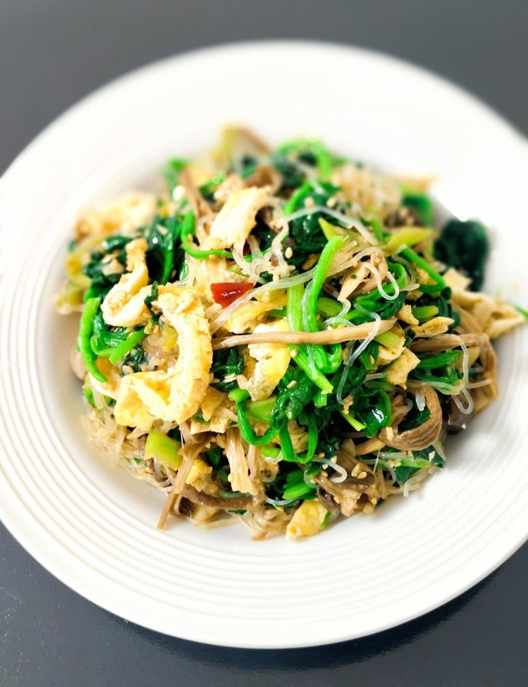 凉拌鹿茸菇菠菜粉丝鸡蛋皮【只做新手简单菜谱】