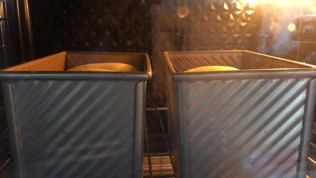 两条超级软的甜甜吐司