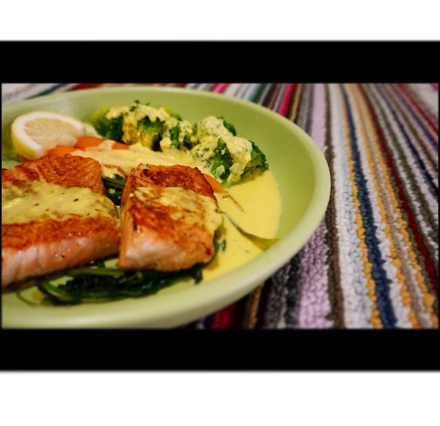 荷兰酱配三文鱼 hollandaise sauce with pan fried salmon