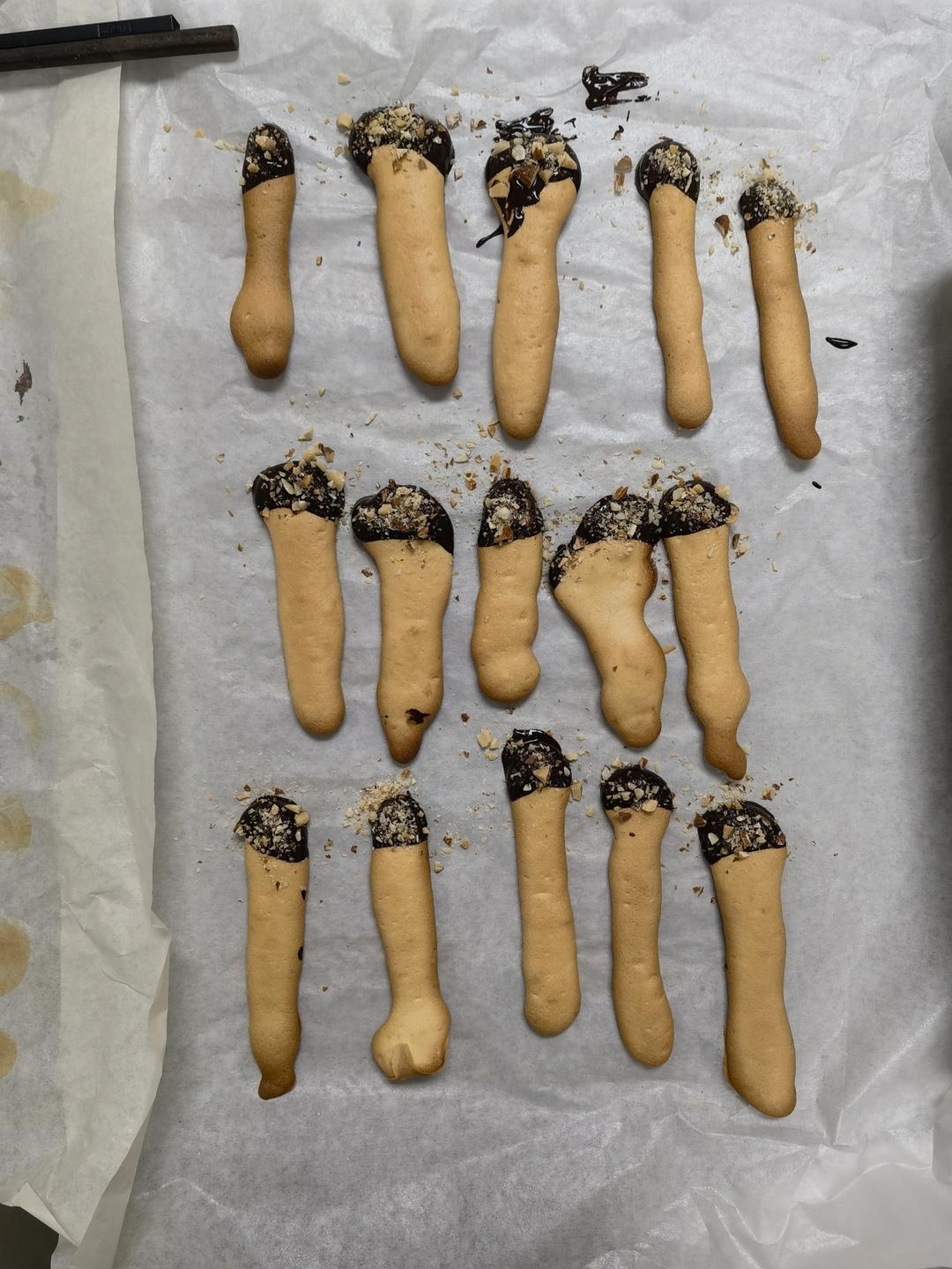 花生碎巧克力手指饼干