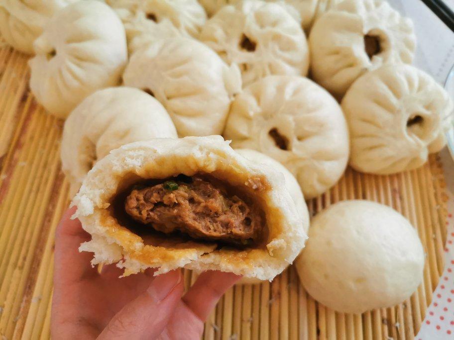 松软多汁的肉包子