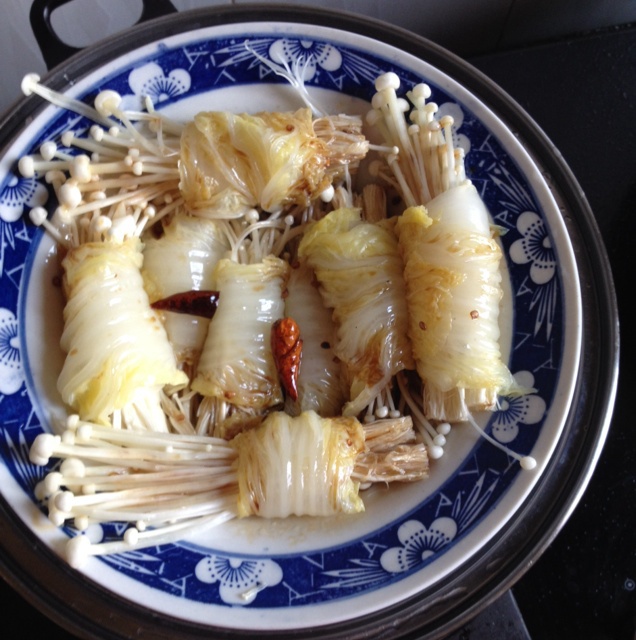 娃娃菜包双菇（Steamed Baby Cabbage with Mushrooms）