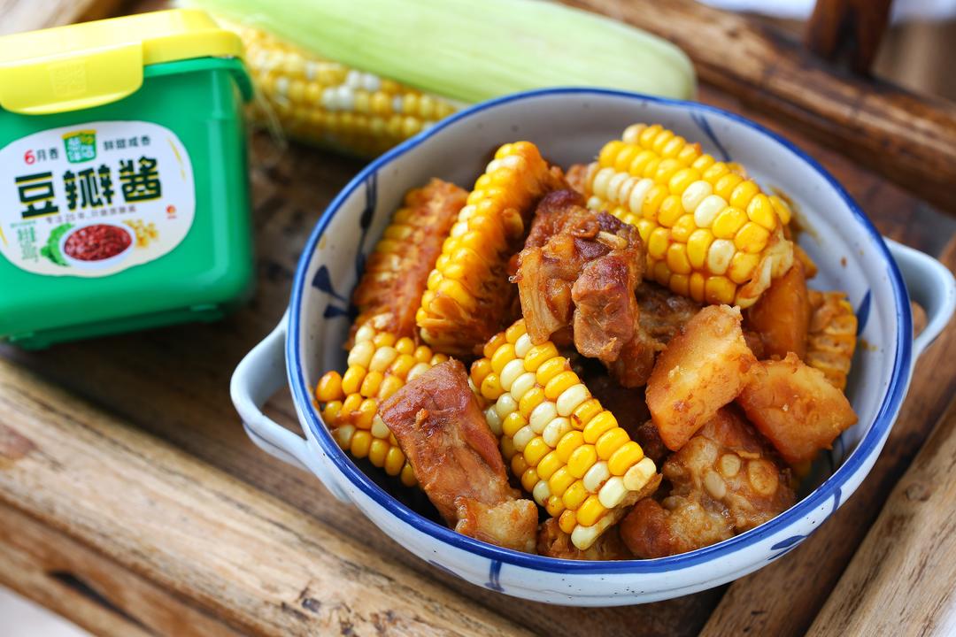 接地气的下饭神器｜酱烧排骨玉米的做法