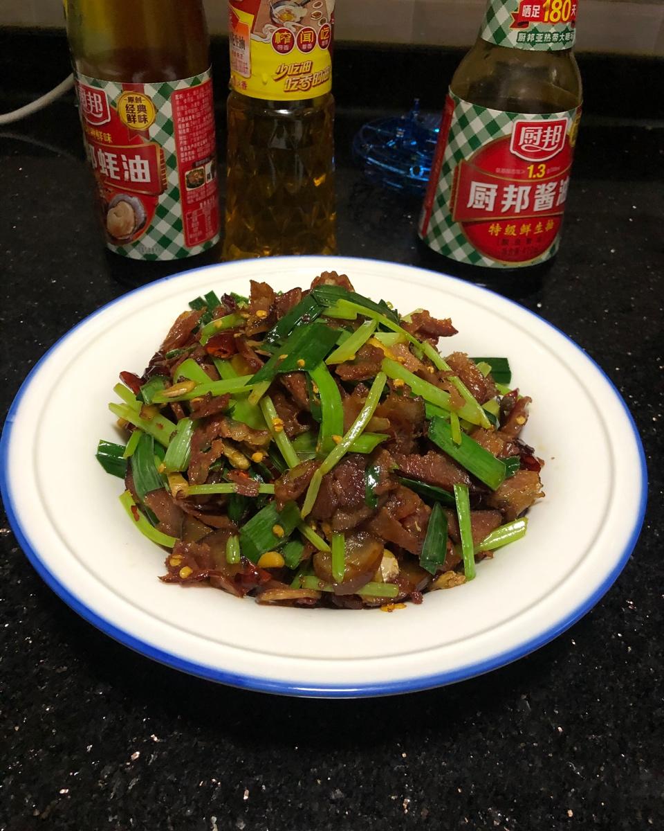 最具人间烟火气的大蒜辣椒炒湖南腊肉