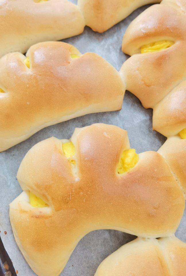 复古卡仕达夹馅面包